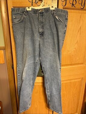 Wrangler Men’s Relaxed Jeans in Light Blue Wash